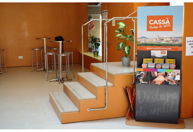 S'ubiquen expositors amb promoció de Cassà als equipaments més visitats del municipi