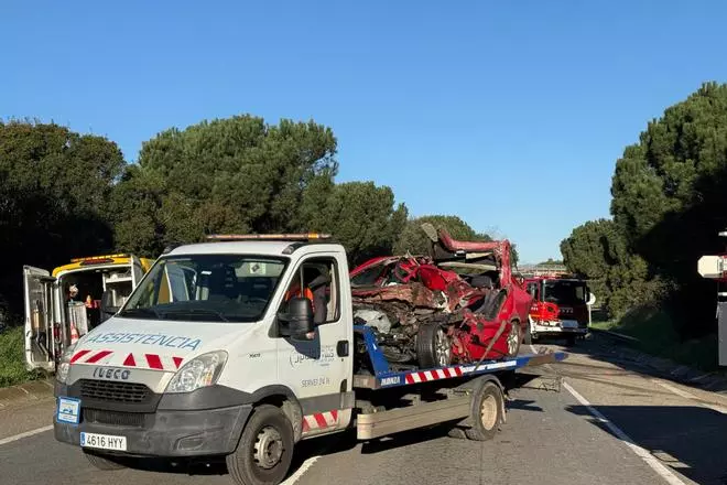 Mor el conductor d’un cotxe en un xoc frontal amb un camió dels Bombers a Cassà de la Selva